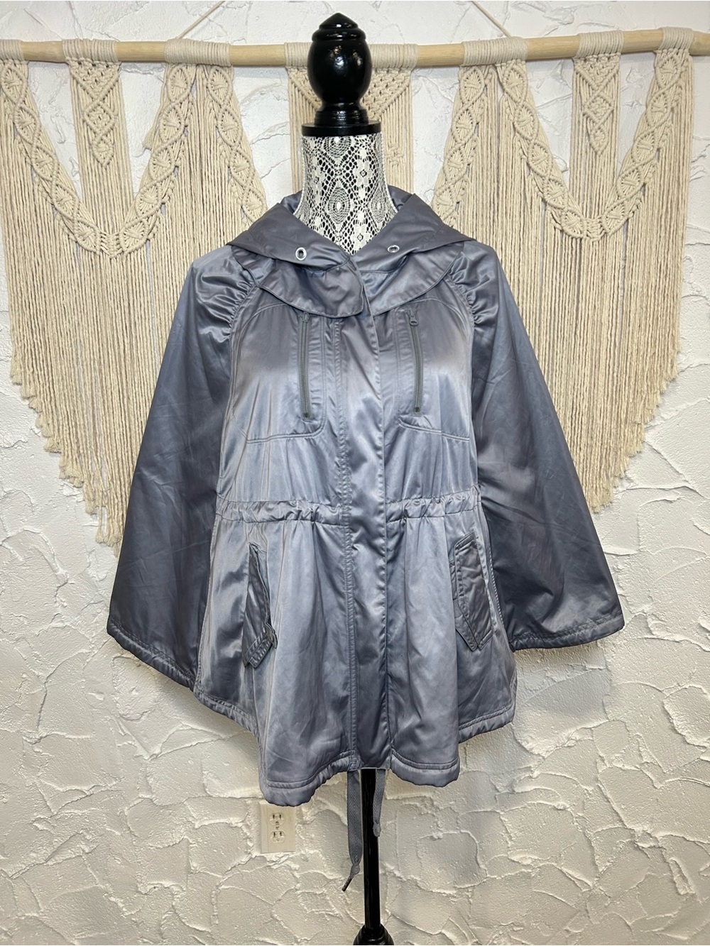 Lululemon Wanderful Hooded Capelet Raincoat Poncho Jacket Sz M/L Water-Resistant
